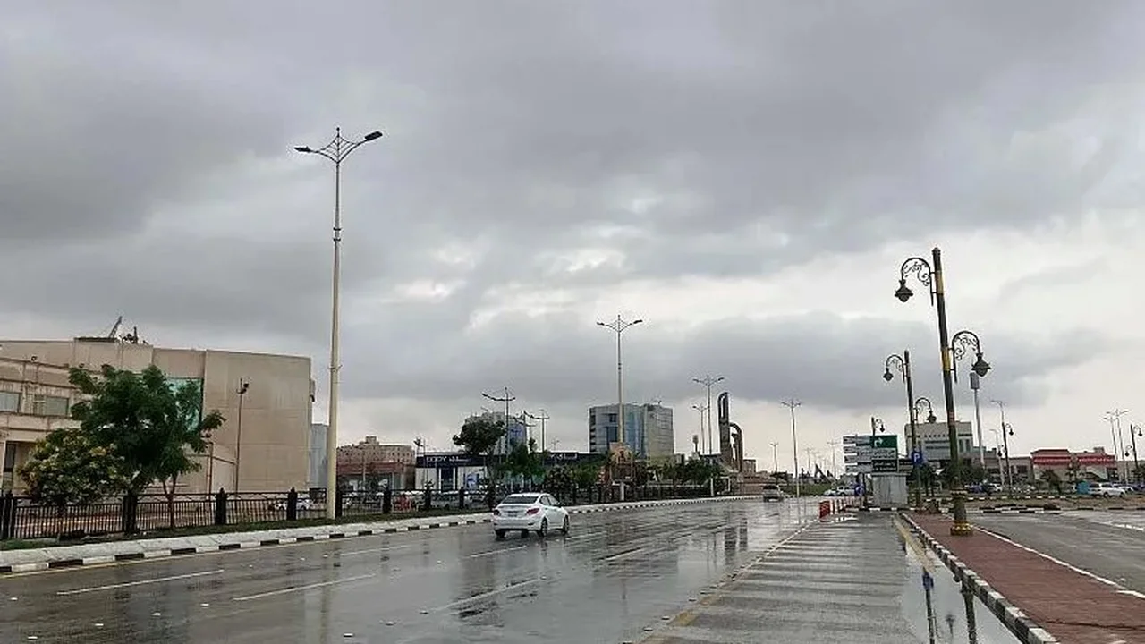 طقس الساعات المقبلة يشهد هطول أمطار متفاوتة على مناطق متفرقة بالبلاد